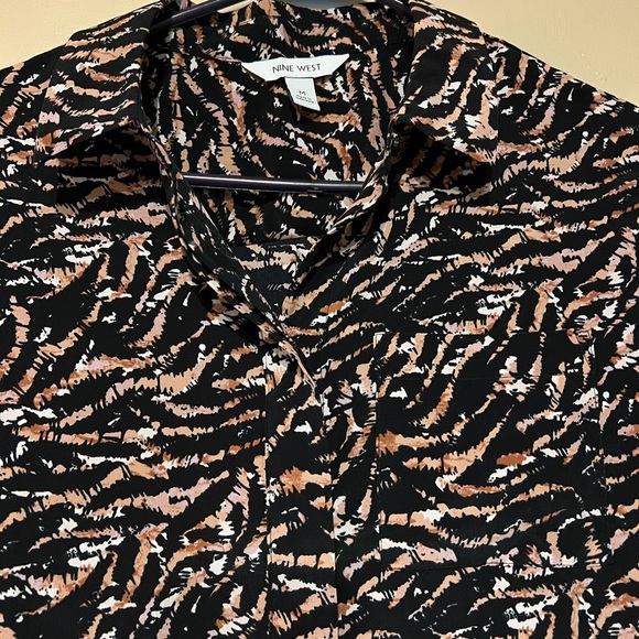 Nine West Women's Button Down Blouse Black Tiger Stripes Size Medium NWT - Picture 3 of 8